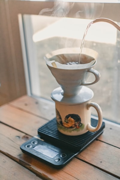 人倒在陶瓷茶杯透明液体
